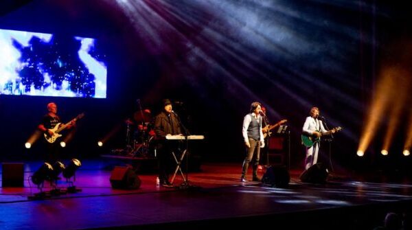 Banda Bee Gees Alive em apresentação no palco de um teatro