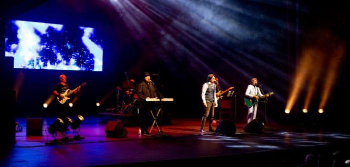 Banda Bee Gees Alive em apresentação no palco de um teatro