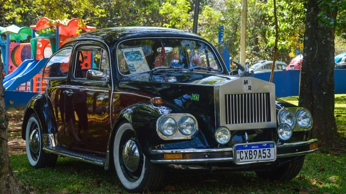 Fusca customizado exposto em edição do Bosque Old Cars, no Bosque do Povo, em São Caetano do Sul