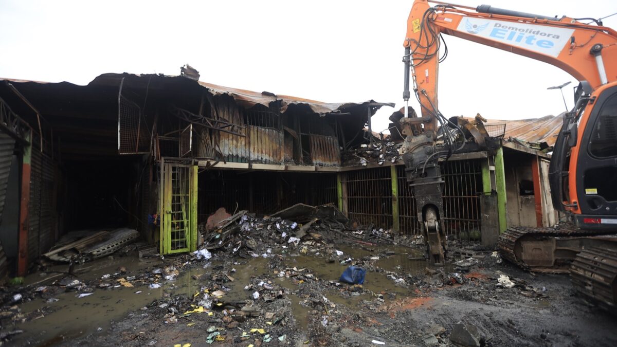 Máquina de demolição trabalha em meio aos escombros do pavilhão do Ceagesp atingido por incêndio, em São Paulo (07/10/2026). Foto: Paulo Pinto/Agência Brasil