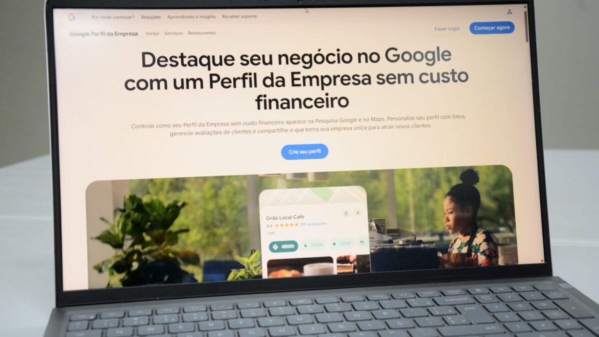 Notebook exibindo a página do Google Perfil da Empresa, tema da oficina do Circuito Andreense de Empreendedorismo