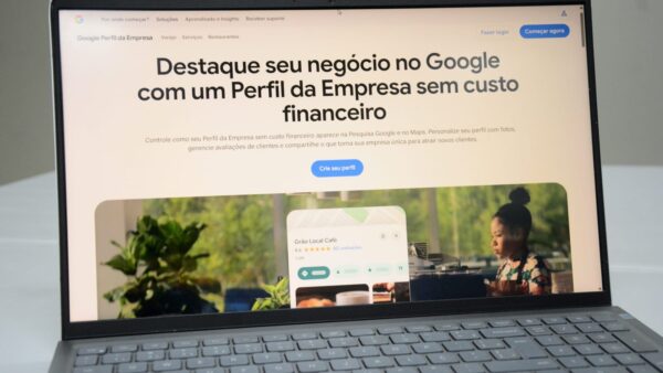 Notebook exibindo a página do Google Perfil da Empresa, tema da oficina do Circuito Andreense de Empreendedorismo