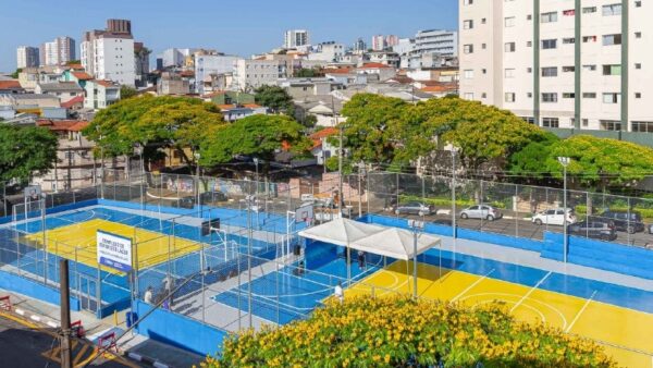 Quadras poliesportivas do Complexo de Esportes e Lazer Vereador Silvio Ferreira Leite, revitalizado, na região central de Diadema