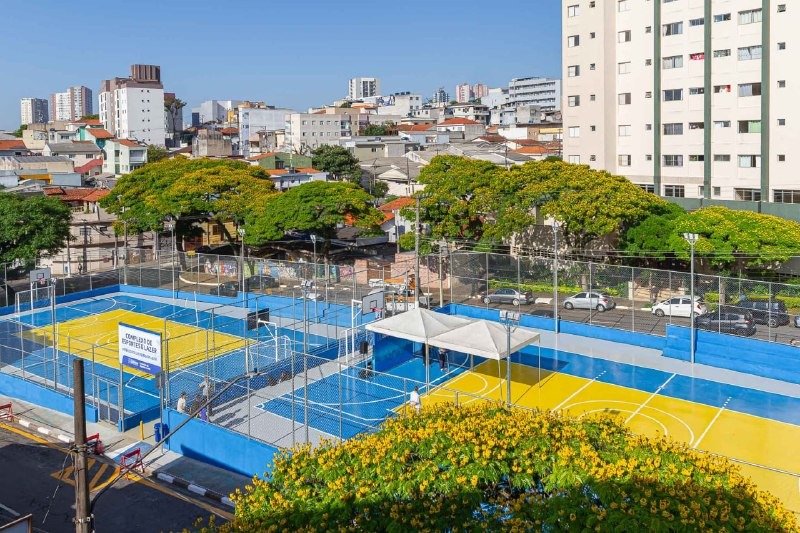 Quadras poliesportivas do Complexo de Esportes e Lazer Vereador Silvio Ferreira Leite, revitalizado, na região central de Diadema