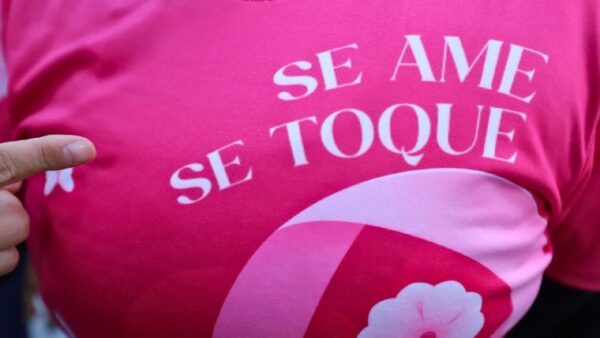 Close de camiseta rosa com a frase Se ame, se toque, da campanha Outubro Rosa em Diadema