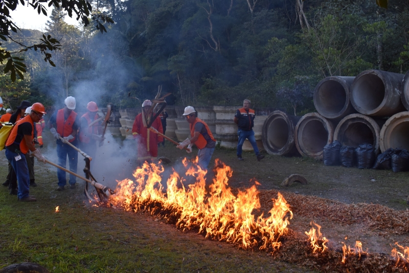 Equipe da Defesa Civil de Santo André em atividade de combate a fogo em vegetação