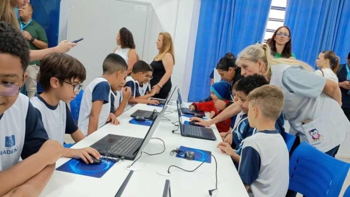 Alunos da EMEB Florestan Fernandes usam notebooks no novo laboratório de informática