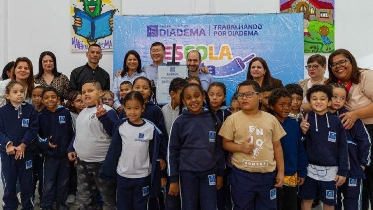 Autoridades e estudantes na entrega da EMEB Cândido Portinari reformada, em Diadema