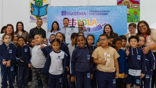 Autoridades e estudantes na entrega da EMEB Cândido Portinari reformada, em Diadema