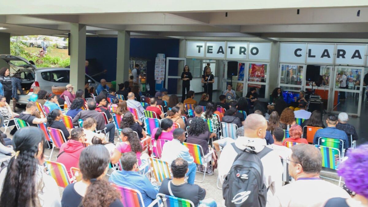 Público acompanha atividade na edição anterior da Feira Literária de Diadema, em frente ao Teatro Clara Nunes
