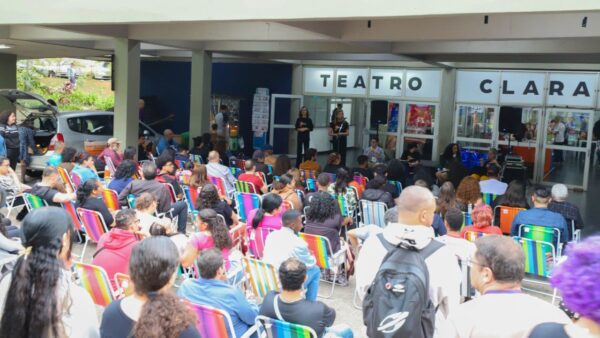 Público acompanha atividade na edição anterior da Feira Literária de Diadema, em frente ao Teatro Clara Nunes