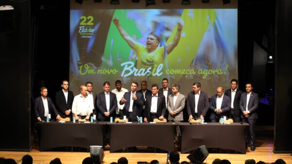 Flávio Bolsonaro em encontro com governadores e senadores eleitos em Brasília