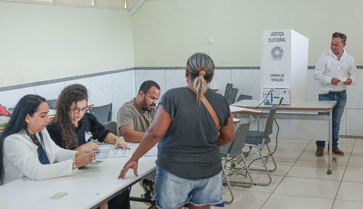 Eleitores votam em seção eleitoral de Brasília no 1º turno das eleições de 2026