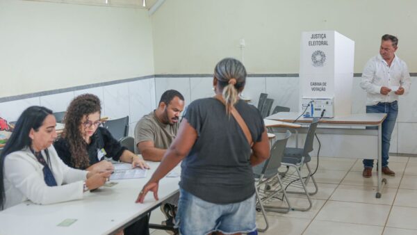 Eleitores votam em seção eleitoral de Brasília no 1º turno das eleições de 2026