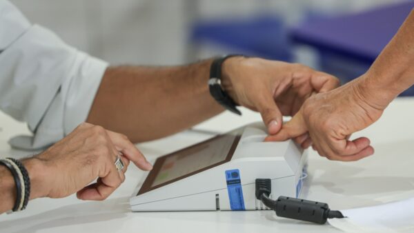 Eleitor registra a biometria em seção eleitoral de Brasília no primeiro turno das eleições, em 4 de outubro de 2026