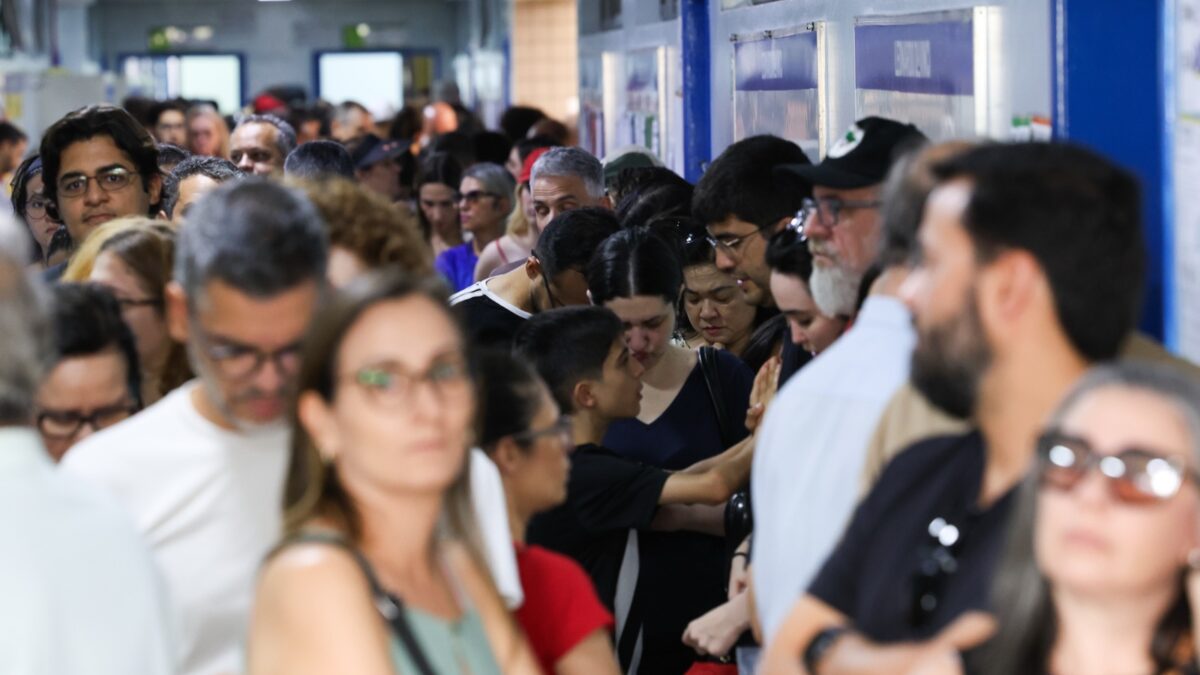 Eleitores aguardam para votar em Brasília no primeiro turno, em 4 de outubro de 2026