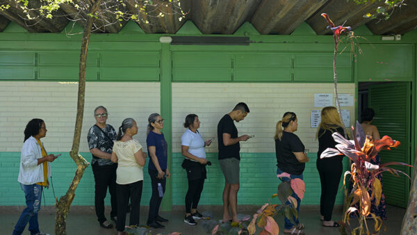 Eleitores em fila para votar em escola no primeiro turno das eleições de 4 de outubro de 2026