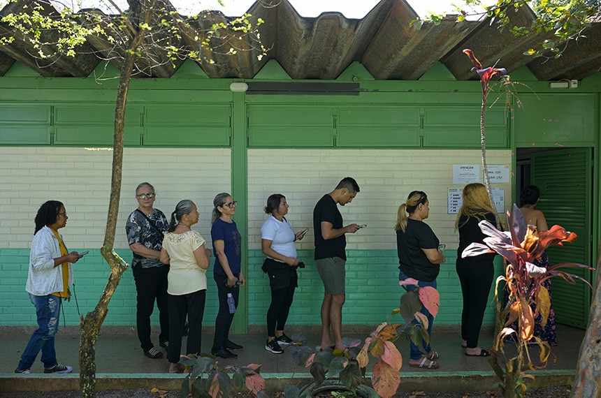Eleitores em fila para votar em escola no primeiro turno das eleições de 4 de outubro de 2026