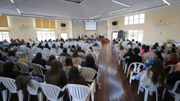 Plateia de profissionais da educação durante o Encontro Pedagógico Entre Saberes, em Diadema