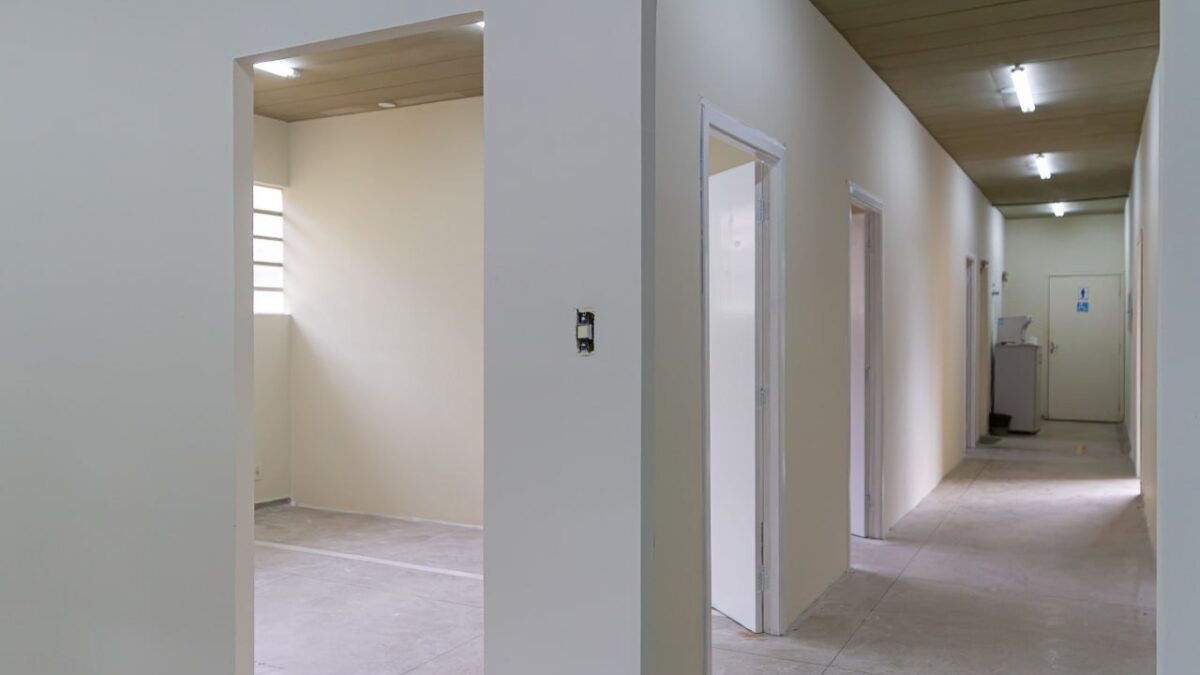Salas e corredor do Espaço Conviver 60+ em Diadema, em preparação para receber pessoas idosas