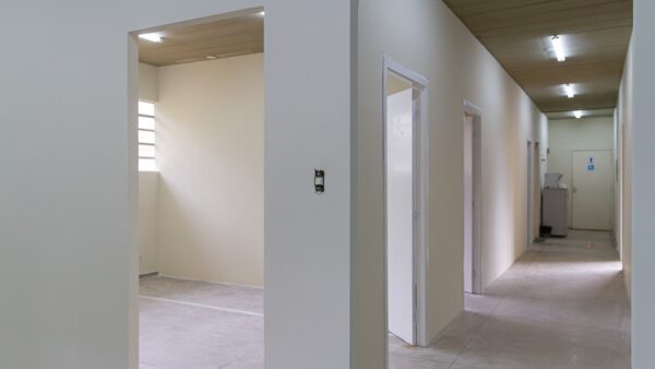 Salas e corredor do Espaço Conviver 60+ em Diadema, em preparação para receber pessoas idosas