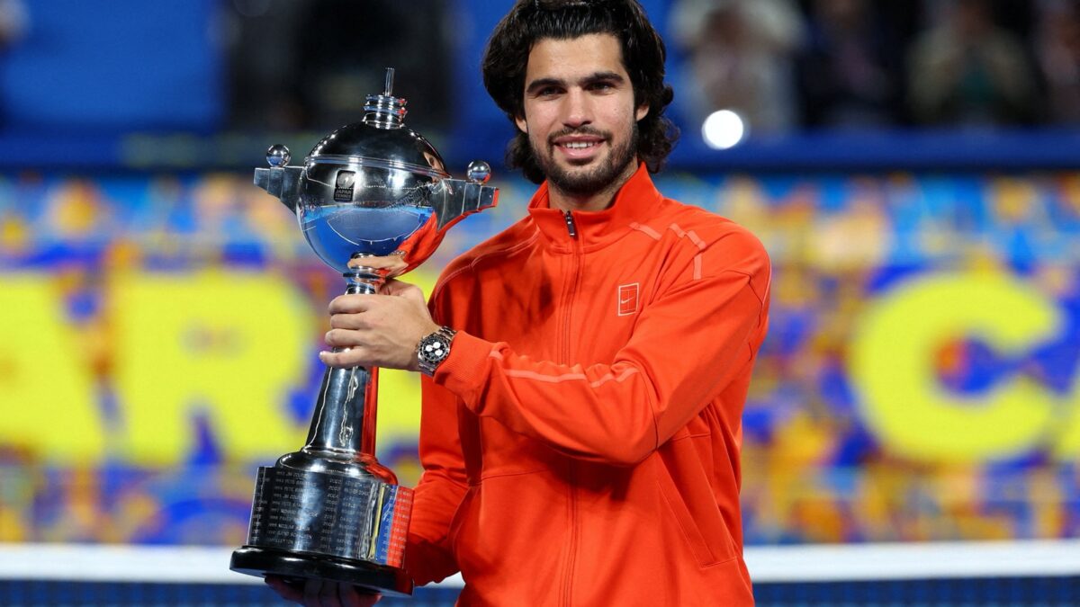 Carlos Alcaraz posa com o troféu do ATP 500 de Tóquio