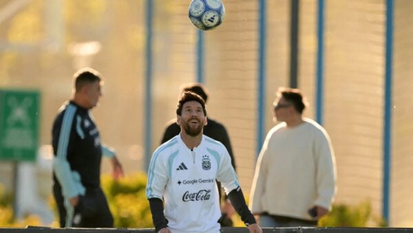 Lionel Messi brinca com a bola em treino da seleção argentina antes da despedida