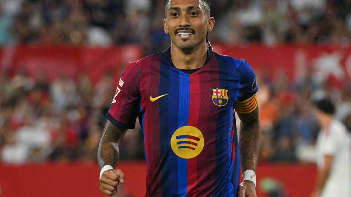 Raphinha, capitão do Barcelona, sorri durante partida do Campeonato Espanhol