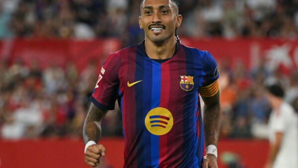 Raphinha, capitão do Barcelona, sorri durante partida do Campeonato Espanhol