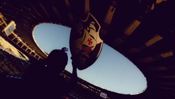 Bandeira do Vasco erguida por torcedor em estádio
