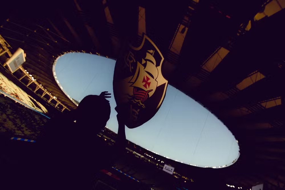 Bandeira do Vasco erguida por torcedor em estádio