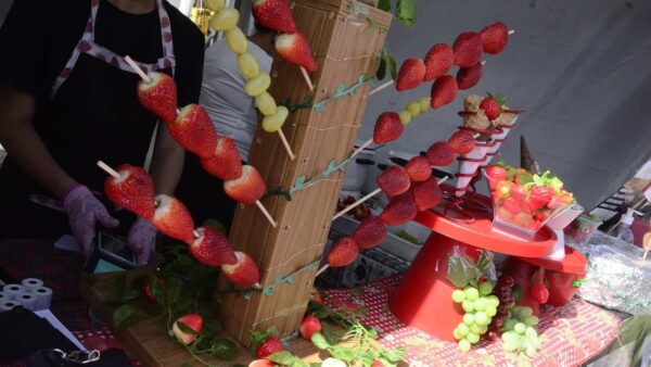 Espetinhos de morango e uva em barraca do Festival do Morango, Churros e Chocolate de Santo André (foto de divulgação)