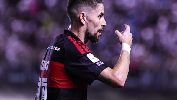 Jorginho, do Flamengo, durante jogo contra o Santos na Vila Belmiro