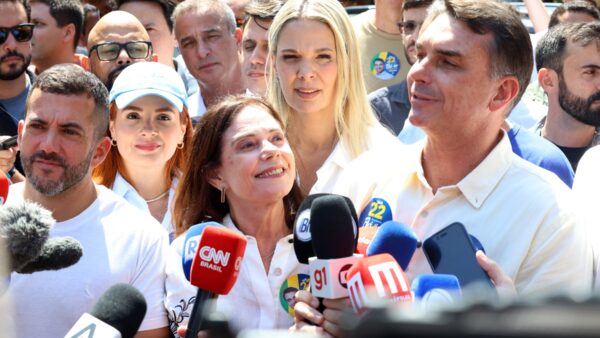 O candidato Flávio Bolsonaro (PL) fala com a imprensa durante ato de campanha no Rio de Janeiro, em 09/10/2026