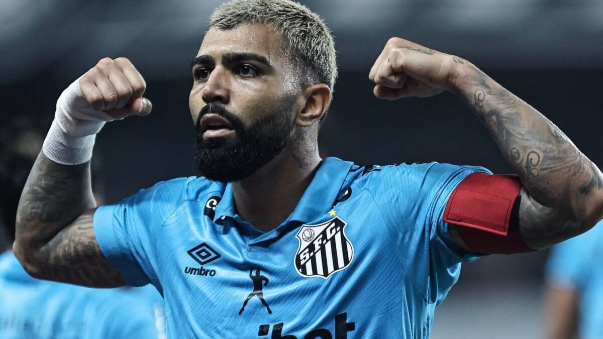 Gabigol comemora gol pelo Santos