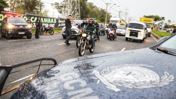 Viatura da GCM e agentes abordando motociclistas em avenida de Santo André