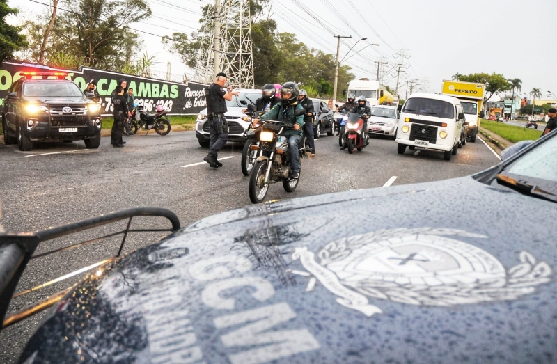 Viatura da GCM e agentes abordando motociclistas em avenida de Santo André
