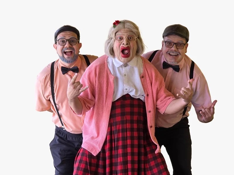 Os integrantes da banda Geriatricus, caracterizados, posam sorridentes