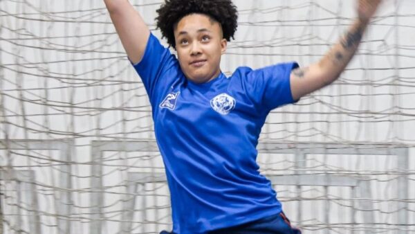 Goleira Maria Alice dos Santos em treino de handebol da AA São Caetano