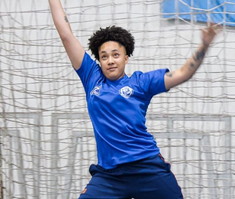 Goleira Maria Alice dos Santos em treino de handebol da AA São Caetano