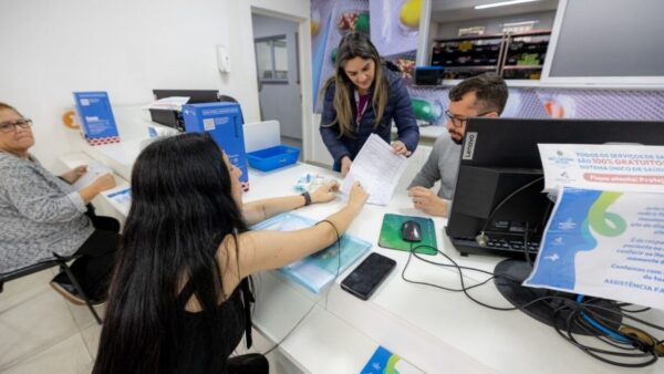 Atendimento em farmácia de unidade de saúde de São Caetano do Sul (foto de divulgação da Prefeitura)