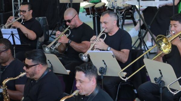 Músicos de sopros da Jazz Band IACE durante apresentação