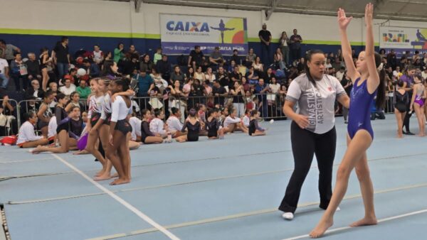 Atleta da Ginástica Artística durante os Jogos Escolares de São Bernardo do Campo