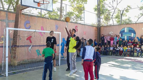 Estudantes jogam basquete 3x3 em quadra escolar de Diadema, em atividade esportiva anterior