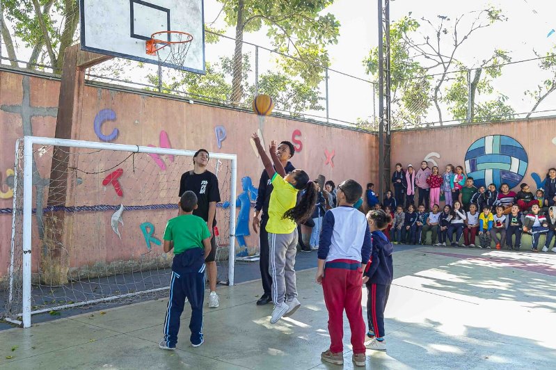Estudantes jogam basquete 3x3 em quadra escolar de Diadema, em atividade esportiva anterior