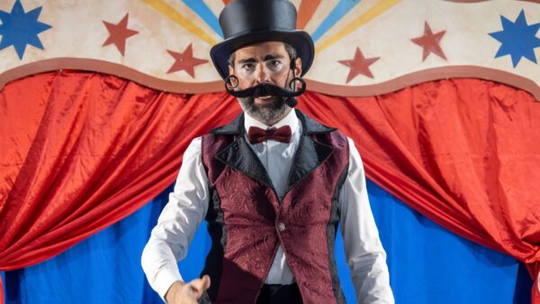 Artista da Rué La Companhia caracterizado de mestre de cerimônias de circo em cena de La Confusion (foto de divulgação)