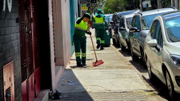 Agentes de limpeza urbana varrem calçada em São Bernardo do Campo após o dia de votação