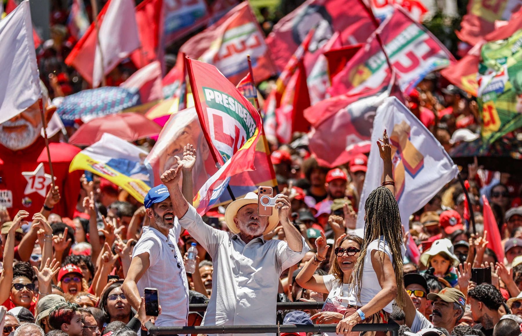 O presidente e candidato Lula (PT) acena durante ato de campanha na Feira da Ceilândia, no Distrito Federal, em 09/10/2026
