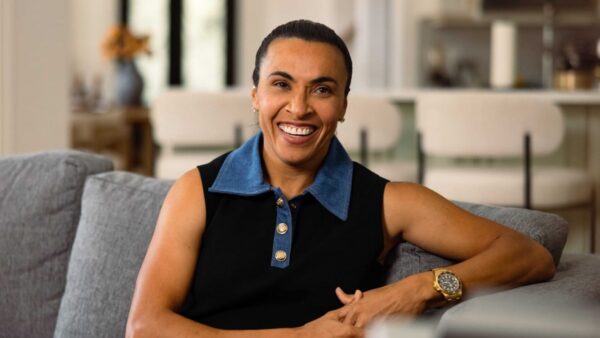 Marta sorri sentada em um sofá durante gravação do documentário da Netflix (Foto: Sam Robles/Netflix)