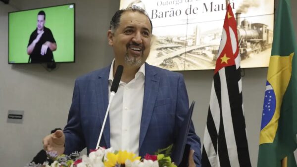 Prefeito de Mauá, Marcelo Oliveira, discursa em sessão na Câmara